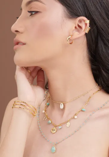 Portrait de profil avec colliers