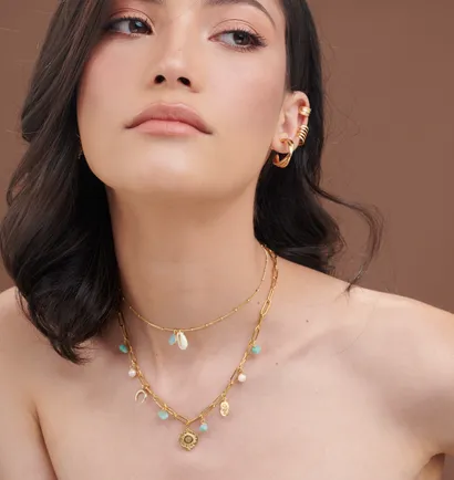 Portrait avec collier à pendentif